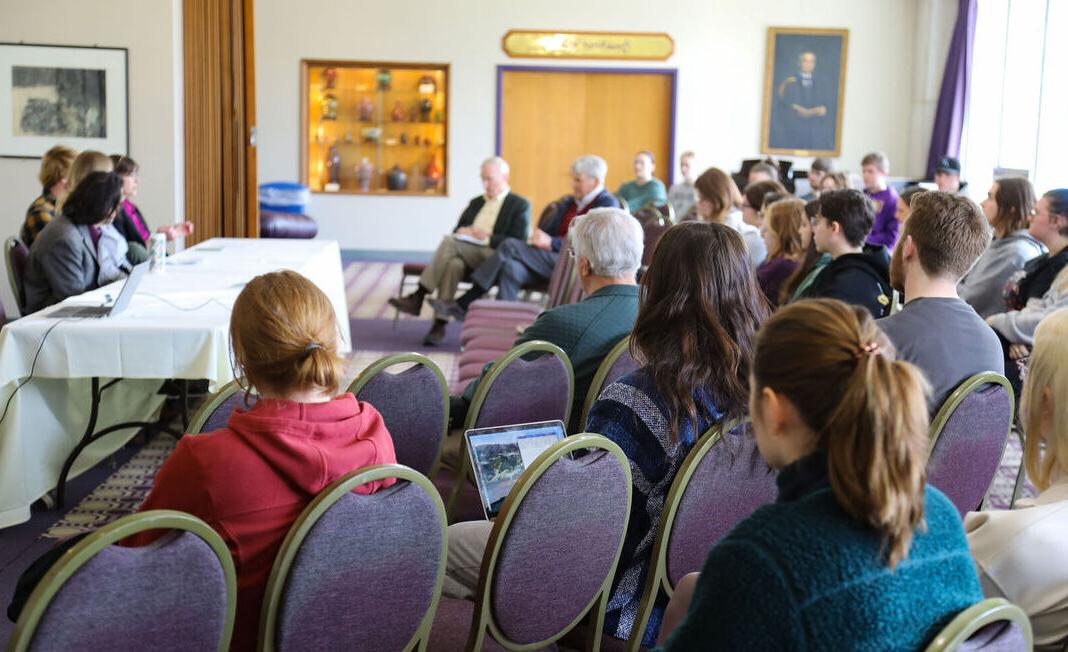 Students 和 other attendees listen to a Climate Teach-In panel discussion